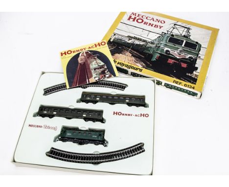 A French Hornby Acho HO Gauge Train Set,  ref 6134, containing self-coloured SNCF green BB-8144 electric Locomotive and two P