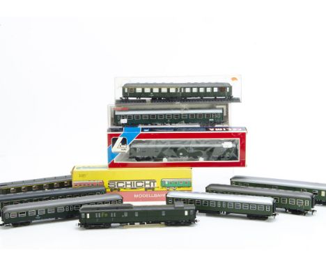 Continental HO Gauge Coaching Stock, a collection of green liveried coaches, mainly DB includes Fleischmann (6) three cased, 