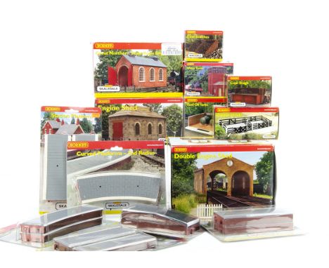 Hornby 00 Gauge Skaledale Buildings and Platforms, Great Northern Skale Regis Engine Shed, Fuel Oil Tanks, Cattle Dock, Engin