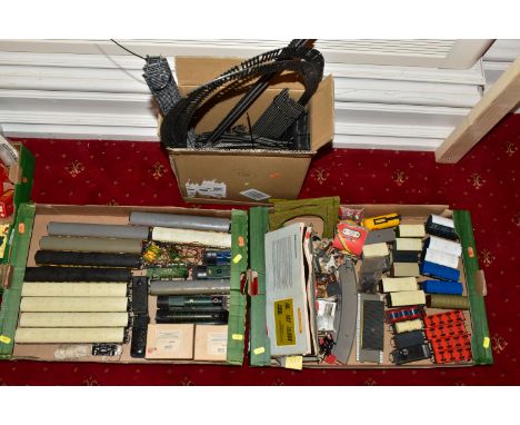 A QUANTITY OF MAINLY UNBOXED OO GAUGE MODEL RAILWAY ITEMS, locomotives to include Hornby A4 class 'Mallard' No.60022, B.R. li
