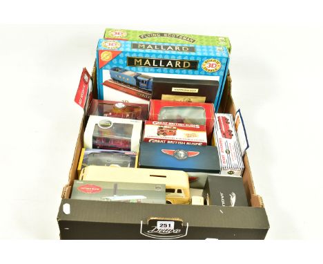 A QUANTITY OF BOXED AND UNBOXED ASSORTED MODERN DIECAST AND PLASTIC VEHICLES, to include boxed Corgi Classics Vintage Glory o
