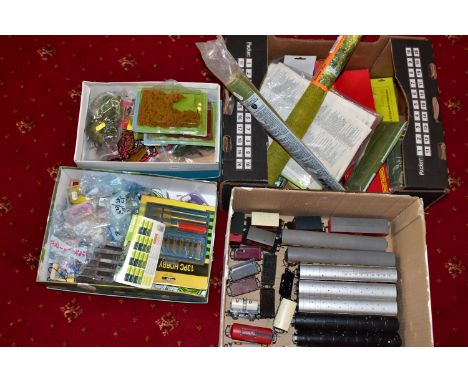 A QUANTITY OF UNBOXED AND ASSORTED OO GAUGE MODEL RAILWAY ROLLING STOCK AND BOXED AND UNBOXED LINESIDE ACCESSORIES, to includ
