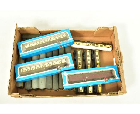 A QUANTITY OF BOXED AND UNBOXED OO GAUGE COACHING STOCK, to include boxed Airfix G.W.R. Auto Coach, No.W 187 W, maroon livery