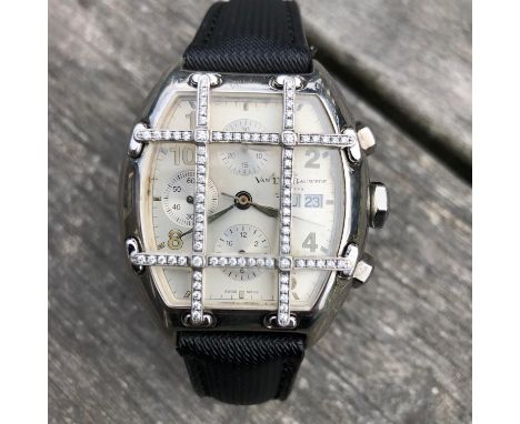 Van Der Bauwede "Magnum Quarterback" watch with original diamond lunette. Height: 4,9 cm. Width: 3,9 cm. Condition: Excellent