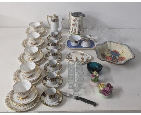 A mixed lot to include a part coffee set to include a coffee pot, sugar bowl, milk jug, six cans and saucers, together with a