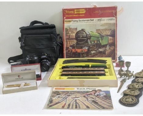 A mixed lot to include a Tri-ang Hornby RS.603 Flying Scotsman set, one piece missing, along with a Minolta 5000 and a lens, 