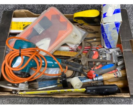 Box of miscellaneous hand tools &amp; hinges including Black &amp; Decker double insulated router, clamp &amp; saws
