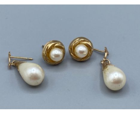 2 pairs of 9ct gold and pearl earrings 2.10g