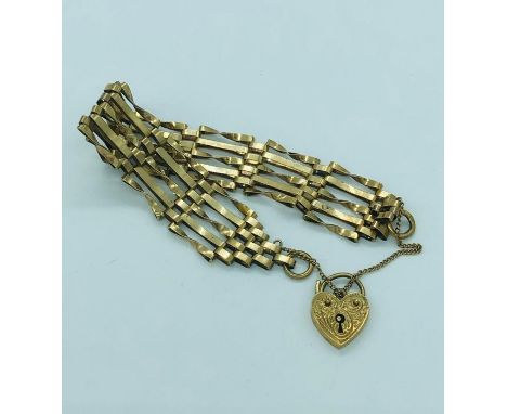 A 9ct yellow gold gate bracelet with a heart shaped fastener.(10.5g)