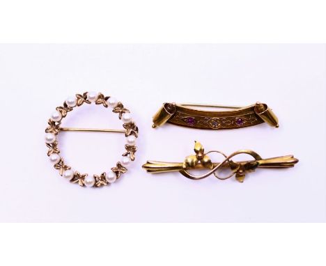 Gold pearl brooch and 2 ruby and diamond (3), total weight: 9.3g approx.&nbsp;