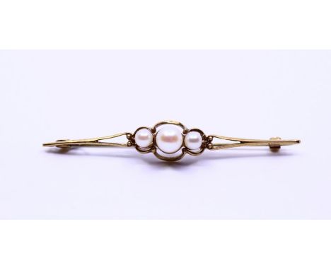 A 9ct cultured pearl bow brooch stamped '9ct' approx. 5.0g