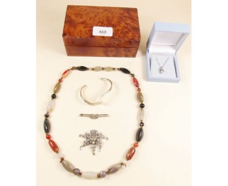 A silver bangle, brooch and an agate necklace 