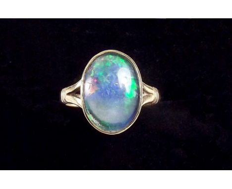A 9ct gold opal set ring 