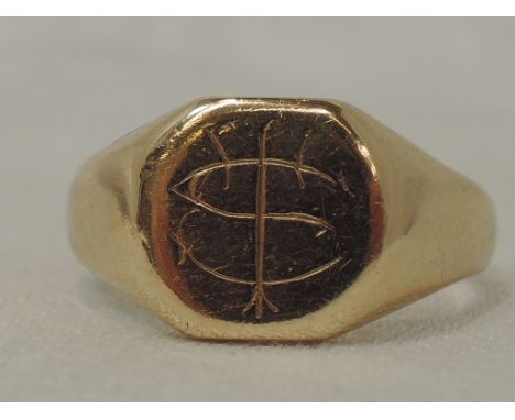 A gents 9ct gold signet ring bearing monogram, size P/Q6.1G