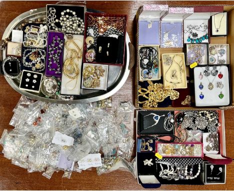 VINTAGE & LATER COSTUME JEWELLERY, earrings, boxed necklaces and pendants, gold tone necklaces, simulated pearls and other it