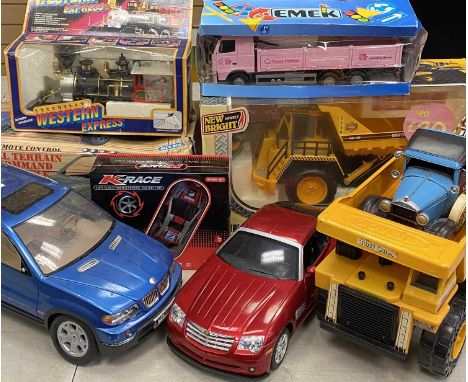 COLLECTION OF LARGE SCALE MODEL CONSTRUCTION VEHICLES AND A BATTERY-OPERATED WESTERN TRAIN, 9 itemsProvenance: private collec