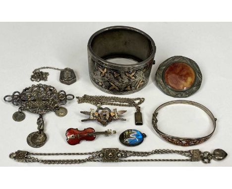 VICTORIAN & LATER JEWELLERY COLLECTION to include a silver bangle with possibly gold highlight mounts, Birmingham 1937, Kenar