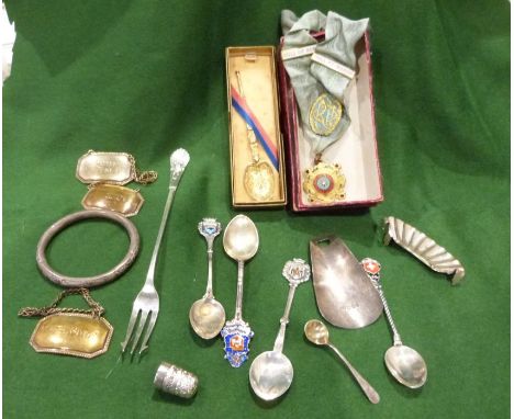 Victorian silver pickle fork, Sheffield 1891, a small silver shoe lift, Sheffield 1931, an Edwardian silver thimble, Birmingh