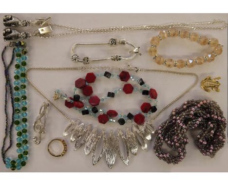 Quantity of costume jewellery including a rose quartz pendant, a glass bead necklace, a paste brooch, a costume jewellery pin