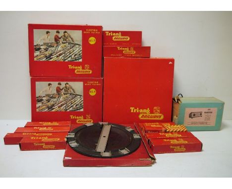 Tri-ang Railways electric model railway, 00 gauge,&nbsp;boxed RS.4, RS.6, R.161, various coaches and track boxed, Wren microm