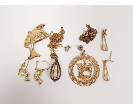 9ct gold suite of Egyptian-style Sphinx head pendant and pair matching earrings, gross weight approx. 3.7g, a gold-coloured m