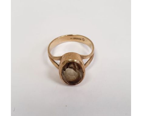 9ct gold and smoky quartz ring, collet set, on split shank