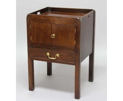 GEORGE III MAHGANY TRAY TOP COMMODE, with a pair of cupboard doors above a single drawer, height 74cm, width 52cm, depth 46cm