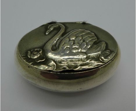 A white metal snuff box, the top decorated with a swan, marked 800, rim of lid a/f, width 4.5cm