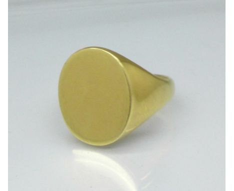 A gentleman's 18ct gold signet ring, 10.9g, R