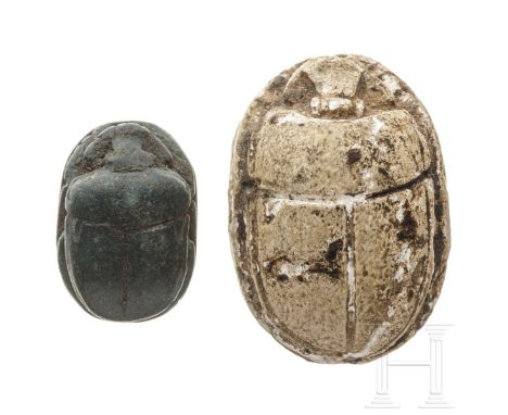   Zwei Amulett-Skarabäen, Ägypten, 2. - 1. Jtsd. v. Chr.   Naturalistisch gearbeiteter Skarabäus aus hellem Stein. Länge 1,9 