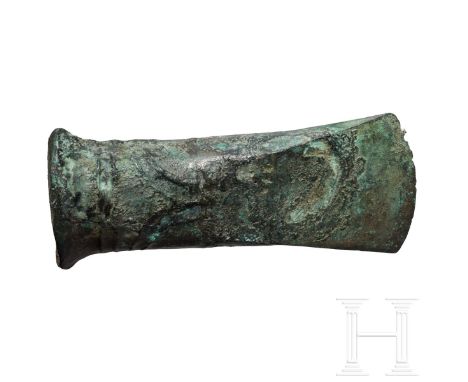   Großes Tüllenbeil, Mittel- oder Westeuropa, jüngere bis späte Bronzezeit, ca. 950 – 600 v. Chr.  Tüllenbeil ohne Öse mit ov