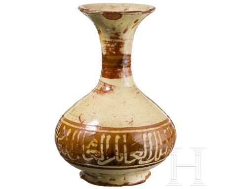   Flasche mit Herrscherinschrift für Sultan Kalaoun, Ägypten, Kairo, 1863  Bauchige Flasche mit schmalem Hals und Standring. 
