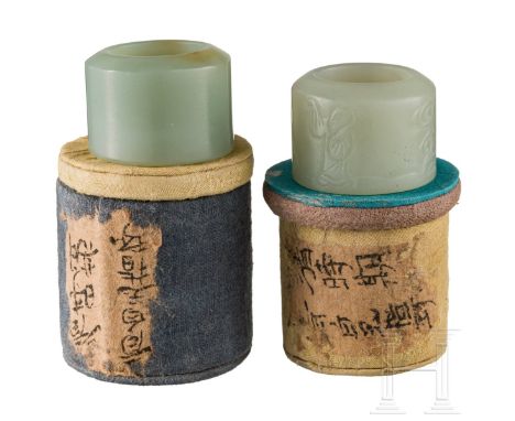   Zwei Bogenschützenringe aus Jade, China, Qing-Dynastie  Zwei breite Ringe aus hellgrüner transluzenter Jade. Einseitig am R