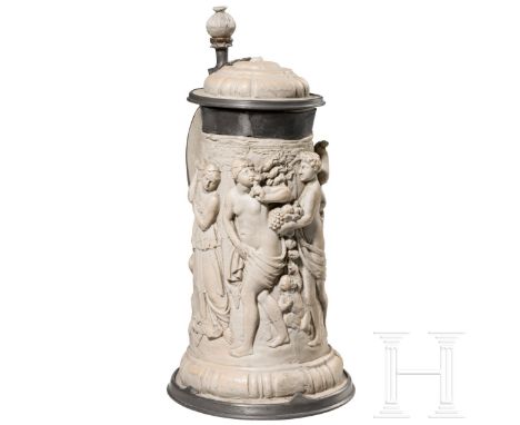   Großer "Westerwälder"-Krug mit Zinnmontierung, um 1900  Zylindricher Keramikkorpus mit seitlichem Henkel sowie der Darstell