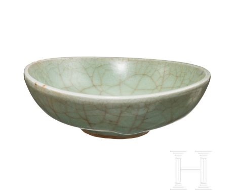   Eine Longquan-Celadon-Schüssel, China, Ming-Dynastie, 1368 - 1644  Niedrige Schüssel hellgrüner Farbgebung. Innen und außen