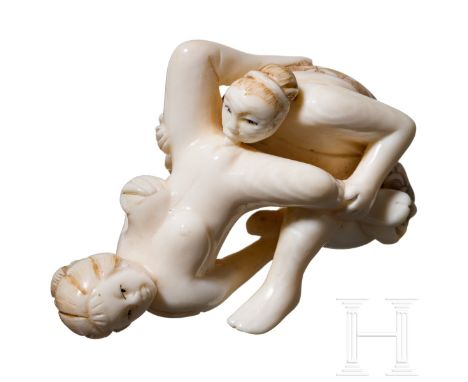   Erotisches Elfenbein Netsuke mit Signatur, Japan  Mann und Frau beim Liebesspiel. Feine Schnitzarbeit. Auf dem Gewandsaum a