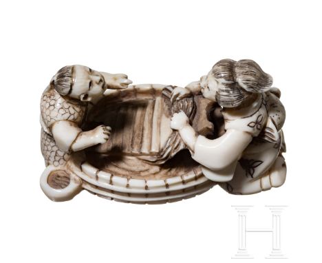   Feine figurale Netsuke-Elfenbein-Szene, Japan  Frau und Mann am Waschtrog. Feine figurale Schnitzerei. Am Boden Signatur. L