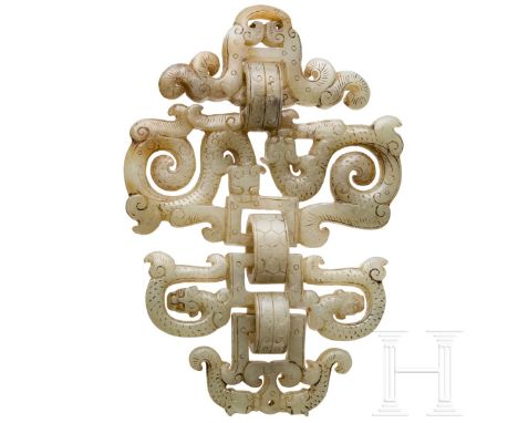   Feine Jade-Schnitzerei, China, um 1900  Helle bis hellgrüne Jade. Aus einem Stück aufwendig gefertigt. Beidseitig teilweise