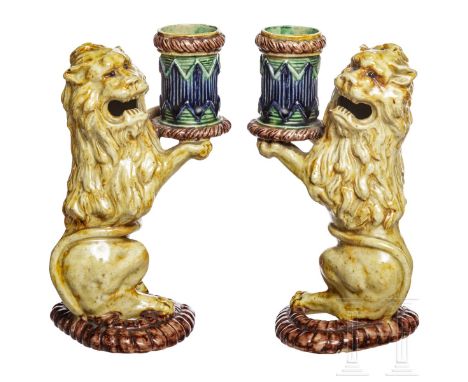   Ein Paar Fayance-Löwen als Kerzenleuchter, wohl Frankreich, 19. Jhdt.  Polychrom glasierte Keramik, teils durchbrochen gear