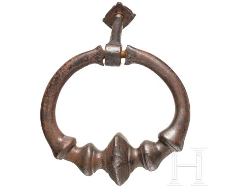   Eiserner Türklopfer, deutsch, 17. Jhdt.  Schwerer geschmiedeter Ring mit Balustergliederung. Halteöse mit Gewinde und origi