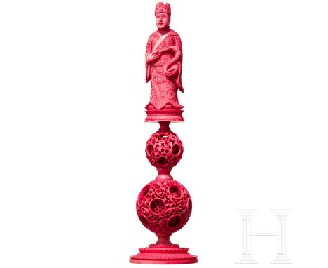  Schachfigur, China, Qing-Dynastie Fein geschnitzte Figur aus rot gefärbtem Elfenbein, an der Plinthe leicht bestoßen und mit