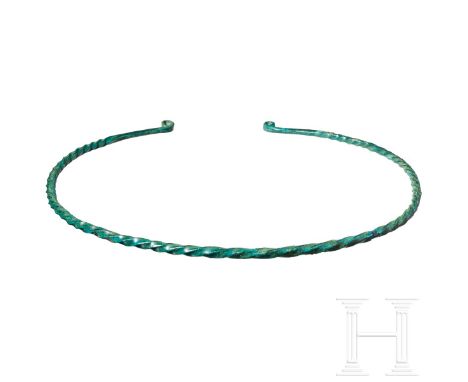   Großer tordierter Ösenhalsring, süddeutsch, frühe Bronzezeit, 12. - 11. Jhdt. v. Chr.   Offener runder Halsring aus Bronze 