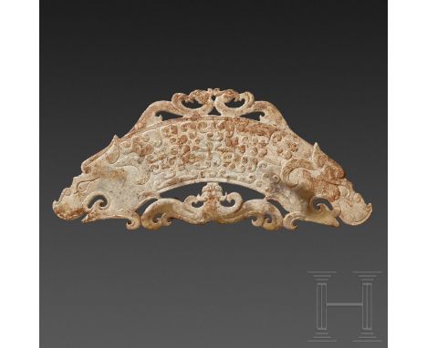   Huang-Anhänger, Nephrit-Jade, China, um 1900  Gebogener Amulett-Anhänger mit je einem Drachen-Emblem (kui-long) an den Ende