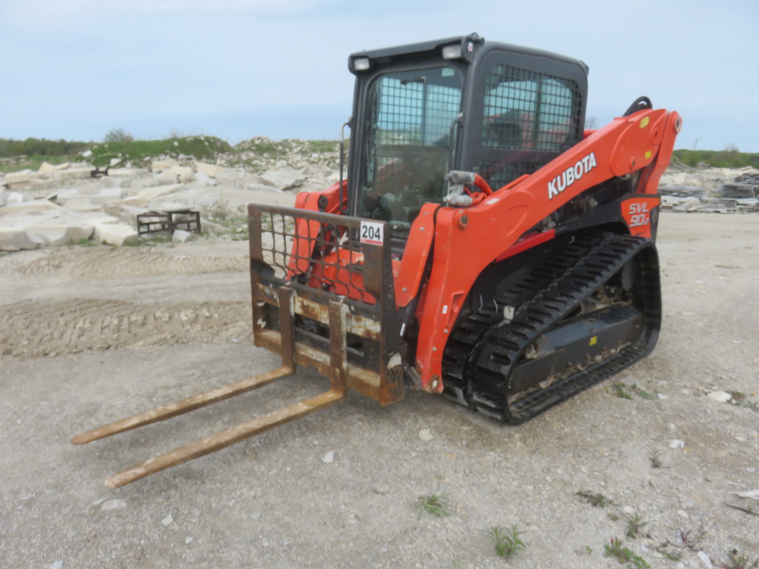 2014 KUBOTA SVL902HFC TRACKED SKID STEER LOADER W/ ENCLOSED CAB, HEAT