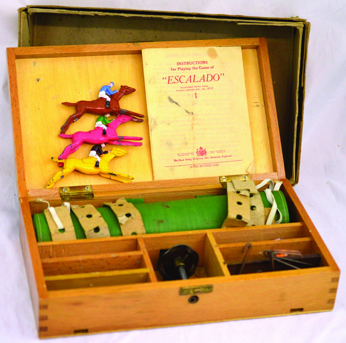 ESCALADO HORSE RACING GAME. Wooden box containing ‘Escalado’ horse with