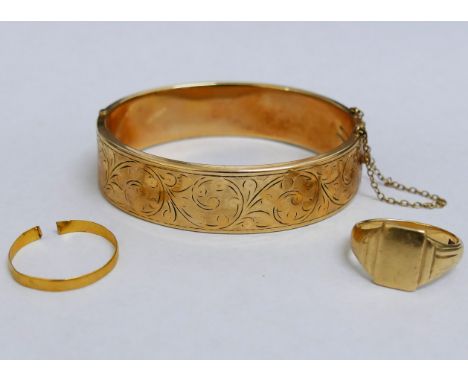 A 9 carat gold signet ring, 5.5g, finger size S, a 22 carat gold wedding band, 1.2g (at fault), and a 9 carat gold hinged ban