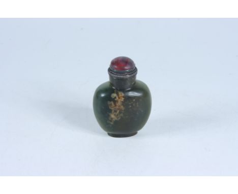 A dark jade snuff bottle, height 6cm. 