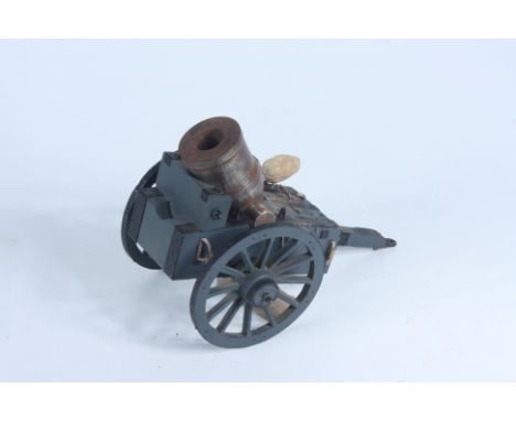 A scale model of a carronade with carriage. Condition report: Height 15 cm, max length 21 cm, bore 21 mm.