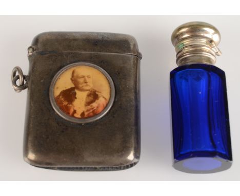 An Edwardian silver vesta case with a portrait of Ralph Slazenger Sheriff of London 1909-1910 Chester hallmarks together with