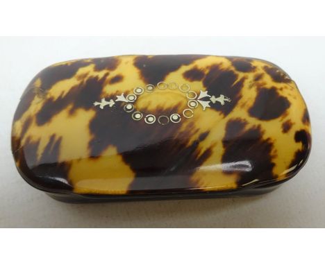 19th century Tortoise shell and horn snuff box, the top with yellow metal inlay, L8cm  Condition Report Click here for furthe
